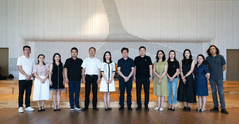 合影办公室.jpg 合影办公室.jpg