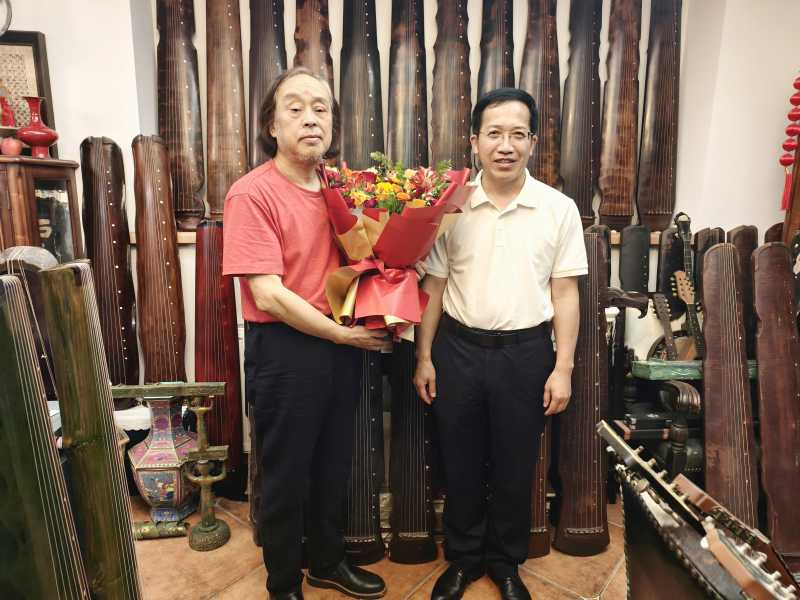 党委副书记、院长文锋看望学校原院长易柯.jpg