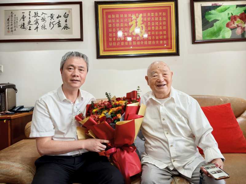 省纪委监委派驻NG纪检监察组组长、党委副书记、纪委书记唐勇看望99岁的南下厅级离休干部、党龄与共和国同岁的NG原党委副书记、副院长陈光发.jpg
