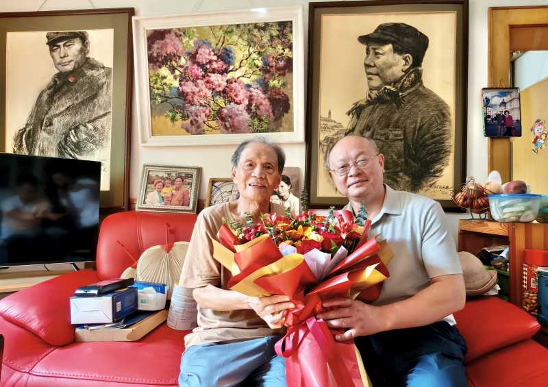 党委常委、副院长牟文虎看望90以上老党员、代管干部，原川美院长范 朴.jpg