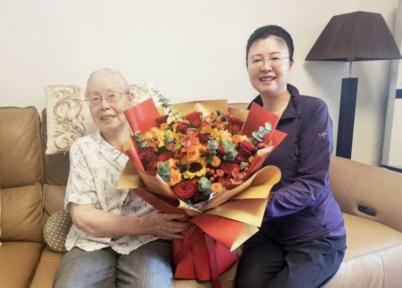 党委常委、副院长王雁看望90以上老党员、教授李秀美.jpg
